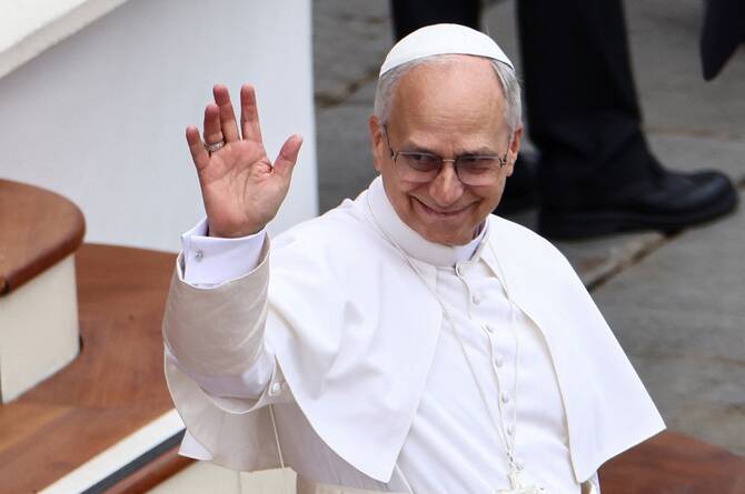 Pope takes message of dialogue, unity to the Curia