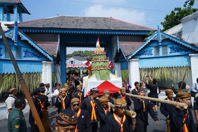 On Java, Indonesian Muslims celebrate Eid with time-honored royal tradition